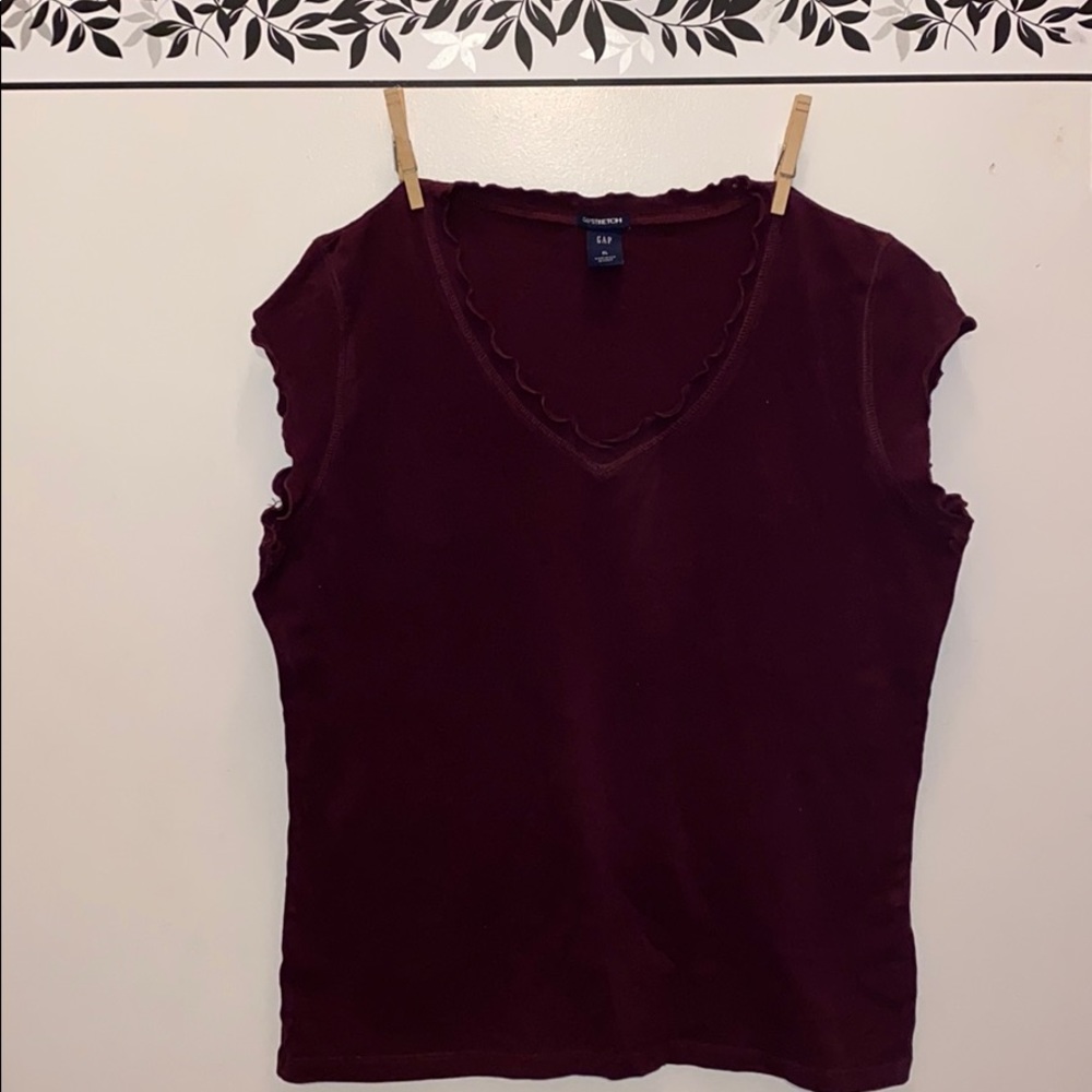 Gap Scallop V Neck Size XL Maroon Shirt